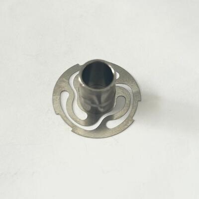 Сборка металлических пружинных дисков. Металлические детали. Автомобильный компонент управления.